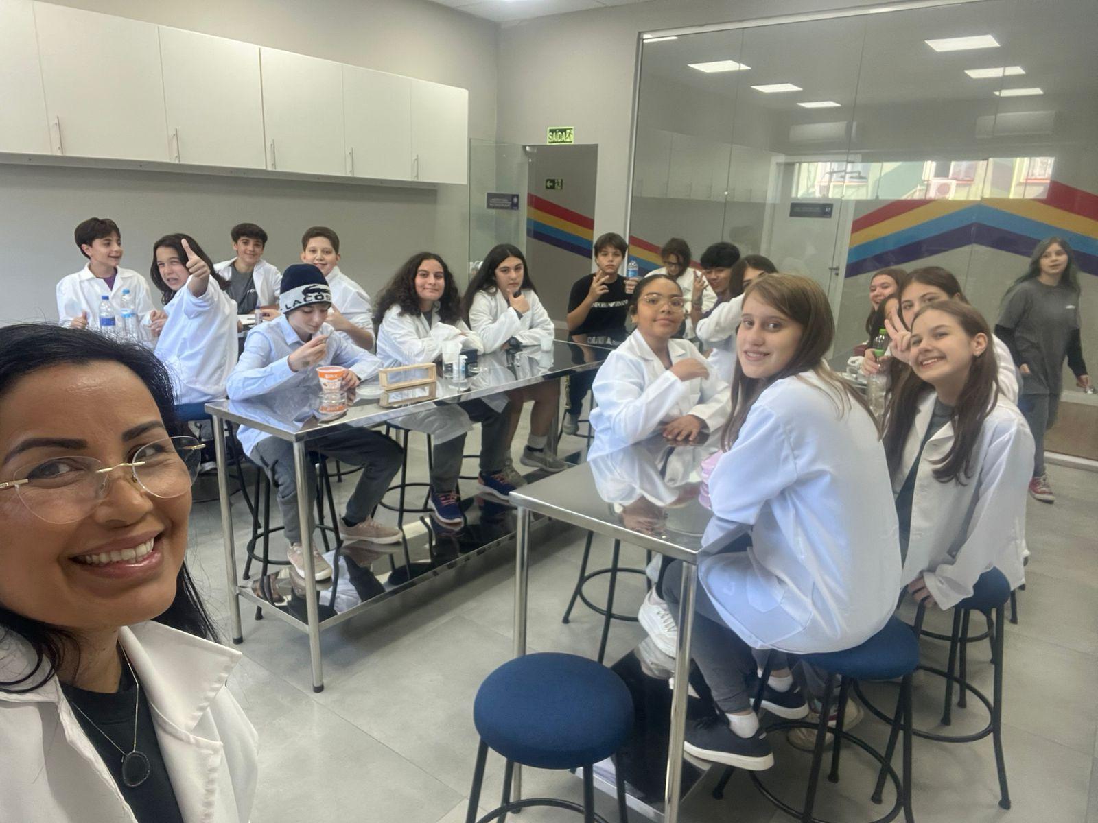 Novos Itinerários Formativos: ensino médio integra teoria e prática em laboratório de ciências